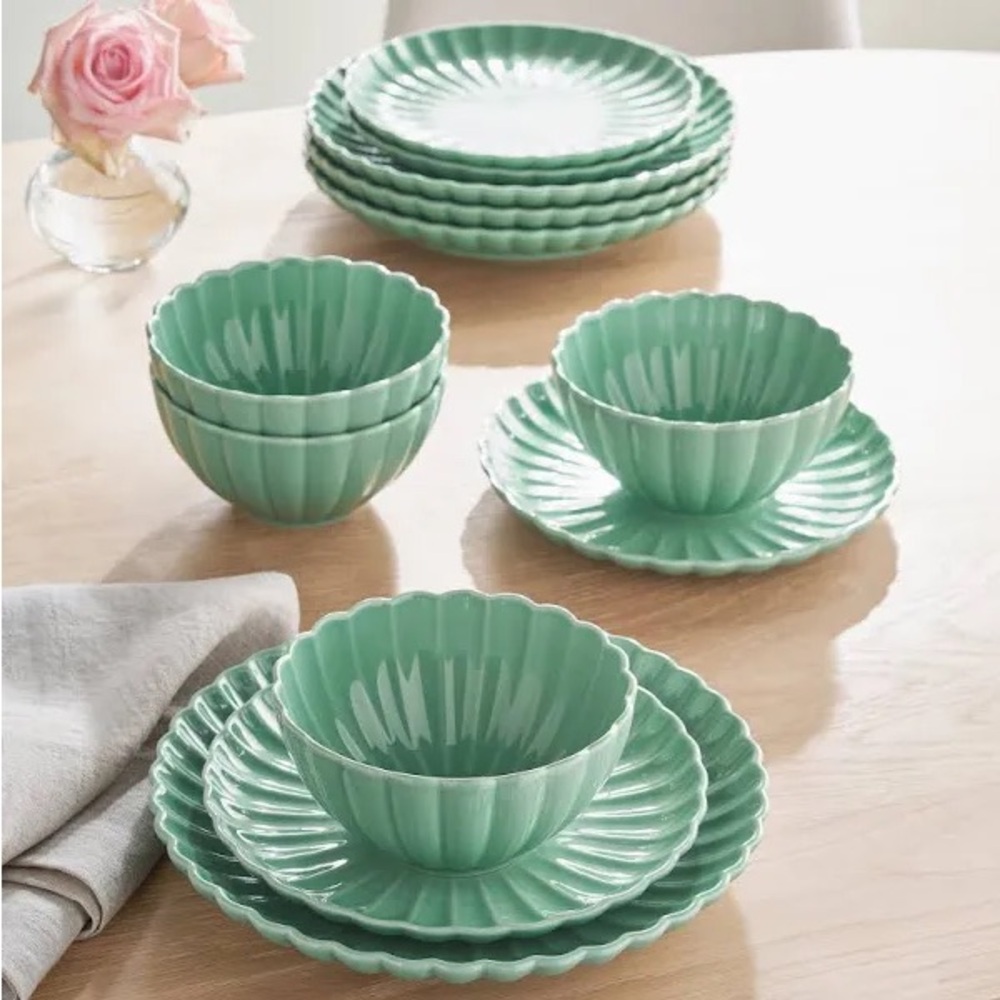 New In Box Pioneer Woman Colette Scallop Green 12-Piece Dinnerware Set